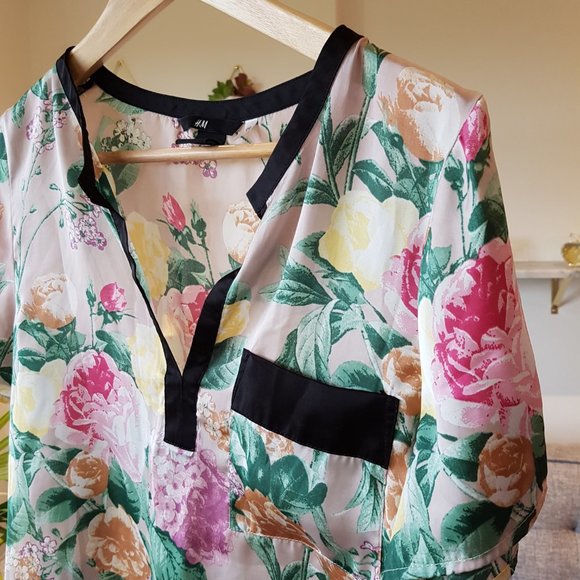 H&M Silky Floral Short Sleeve Blouse Size 6 - Picture 4 of 6